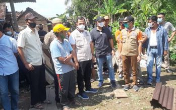 Plh Bupati OKU melakukan peninjauan di lokasi terjadinya longsor di Desa Kedondong Kecamatan Peninjauan