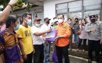 Plh Bupati OKU Bersama BPBD dan Kadin Sosial Pemprov Sumsel Menyalurkan Bantuan Kepada Korban Bencana Angin Kencang