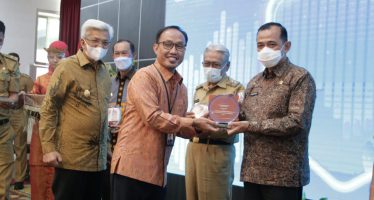 Plh Bupati OKU Drs. H. Edward Candra, M.H., Menerima Penghargaan dari Bank Indonesia Perwakilan Sumatera Selatan Atas Komitmen dan Berperan Aktif Mendorong Akselerasi Indonesia Masuk Ke Era Digital