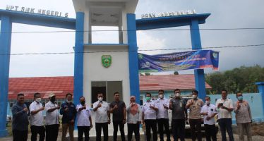 PLH Bupati OKU Drs. H. Edward Candra, M.H., Meninjau Bangunan SMK dan Masjid Hj. Percha Leanpuri di Desa Durian Kecamatan Peninjauan