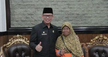 PLH Bupati OKU H. Teddy Meilwansyah Menerima Laporan Terkait Ibu Wagiem Penyapu Jalan yang Terpilih Menerima Penghargaan oleh Presiden RI Bapak Jokowi yang bertepatan pada Hari Kartini di Istana Negara