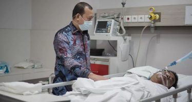 Penjabat Bupati OKU H. Teddy Meilwansyah Mengunjungi dan Memberikan Santunan Haris Munandar ASN Dinas Pendidikan OKU yang Dirawat di Rumah Sakit Mitra Keluarga Serpong Tangerang Banten
