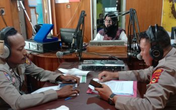 Polres OKU melaksanakan kegiatan Talkshow melalui Radio Sukses FM Baturaja dengan mengangkat tema” Penanganan Karhutla, dan penanggulangan penyakit PMK”