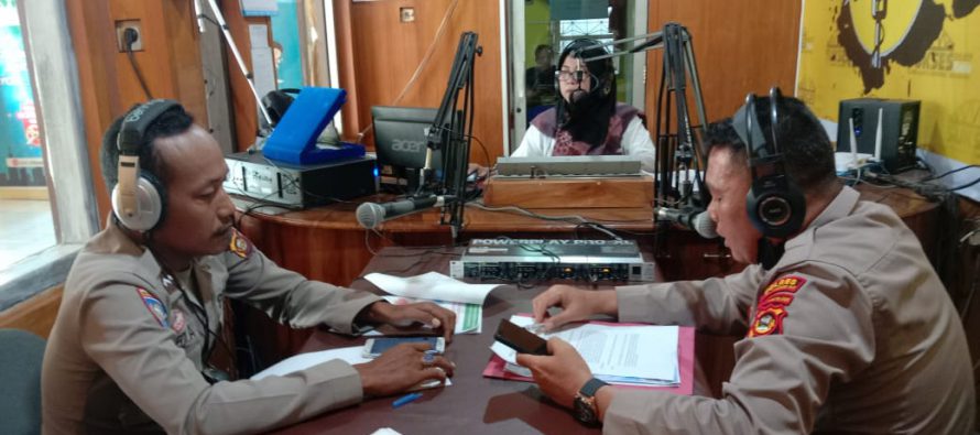 Polres OKU melaksanakan kegiatan Talkshow melalui Radio Sukses FM Baturaja dengan mengangkat tema” Penanganan Karhutla, dan penanggulangan penyakit PMK”