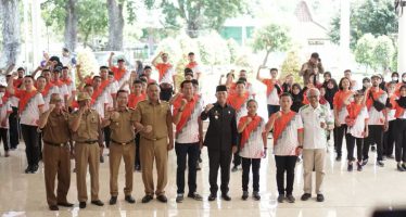 Penjabat Bupati OKU H. Teddy Meilwansyah Melepas Kontingen Pekan Olahraga Pelajar Daerah (POPDA) Kabupaten OKU yang Akan Mengikuti Perlombaan POPDA XVI di Kota Palembang