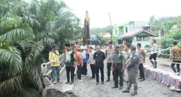 Penjabat Bupati OKU H. Teddy Meilwansyah Meninjau Jembatan Amblas di Desa Pengaringan Kecamatan Semidang Aji