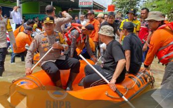 PJ Bupati Dan Kapolres Tinjau dan Berikan Bantuan kepada Warga Terdampak Banjir di Jalan Pancur