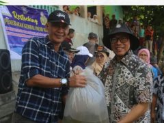 Menyerahan Bantuan Bibit Ikan Kepada 6 (enam) Kecamatan Yang Ada di Kabupaten OKU